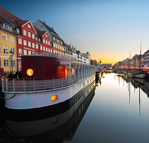 「コペンハーゲンの街と運河の画像」